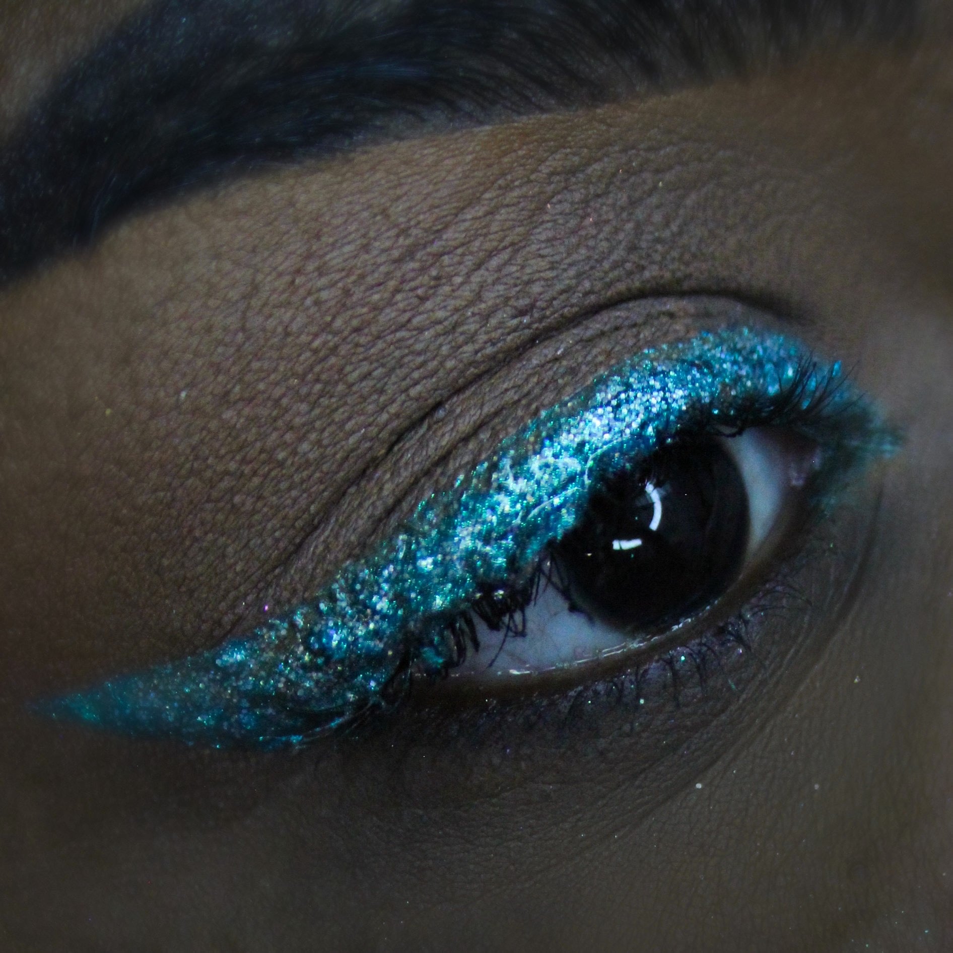 Dream Line Holographic Liquid Liner
